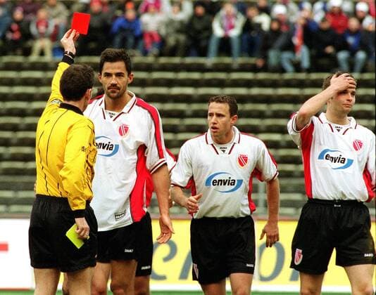 Schiedsrichter Florian Meyer stellt wegen angewandter Notbremse zwei Spieler von Energie Cottbus vom Platz - hier erwischt es Janos Matyus. FC Bayern - Energie Cottbus 6 : 0 am 23.2.2002 im Münchner Olympiastadion , M±nchen Deutschland