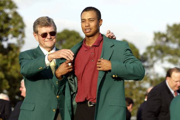 Hootie Johnson hilft Tiger Woods ins Green Jacket , Augusta Georgia U S A