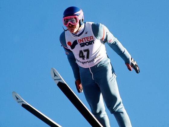 Eddie the Eagle - der erste Popstar der Skispringer - mit bürgerlichen Namen Eddie Edwards aus England - aufgenommen beim Neujahrsskispringen in Garmisch am 01.01.1990 - - Skispringen - Einzelaktion , Garmisch Deutschland *** Eddie the Eagle the first pop star of ski jumper with real name of Eddie Edwards of England recorded during the new year s ski jumping in Garmisch on 01 01 1990 sports ski jumping single action Garmisch Germany
