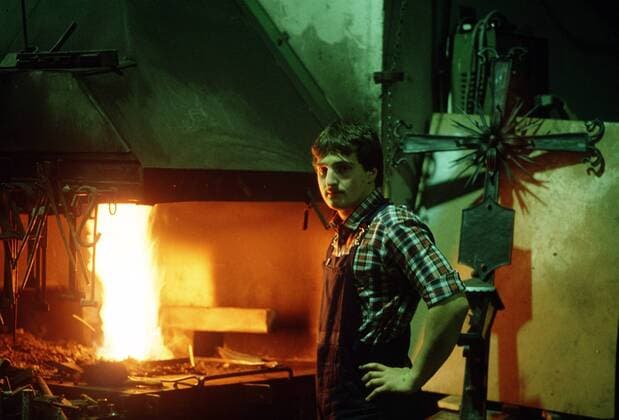 Georg Hackl - Rennrodler - ist gelernter Schmied - bei seinem Lehrmeister , Berchtesgaden Deutschland *** A skilled blacksmith Luger Georg Hackl is at his old teacher Berchtesgaden Germany