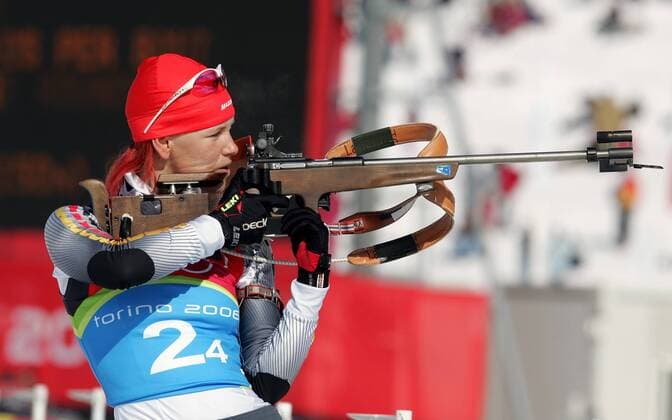 Biathlon Damen Staffel - Silbermedaille - Olympische Spiele 2006 - aufgenommen in San Sicario am 23.02.2006 Kati Wilhelm mit Gewehr - schiesst , San Sicario Italien *** Biathlon women s relay silver medal Olympic Games 2006 recorded in San Sicario on 23 02 2006 Kati Wilhelm with gun shoot San Sicario, Italy