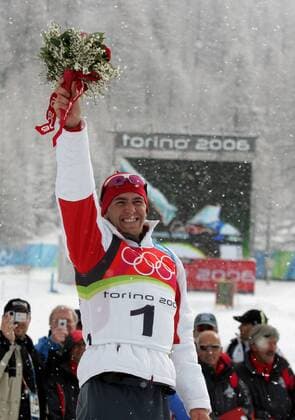 Michael Greis freut sich bei der Siegerehrung -aufgenommen in San Sicario am 25.02.2006 - Biathlon - Olympische Spiele 2006 , San Sicario Italien