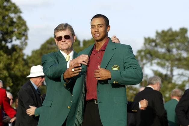 Hootie Johnson - Präsident vom Augusta National Golf Club hilft Tiger Woods ins Green Jacket , Augusta Georgia U S A