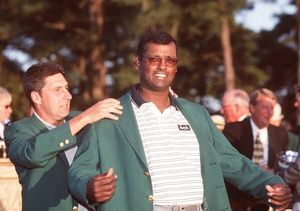 Vijay Singh - gewinnt 2000 das MASTERS - hier bekommt er das Green Jacket von Jose Maria Olazabal , Augusta U S A
