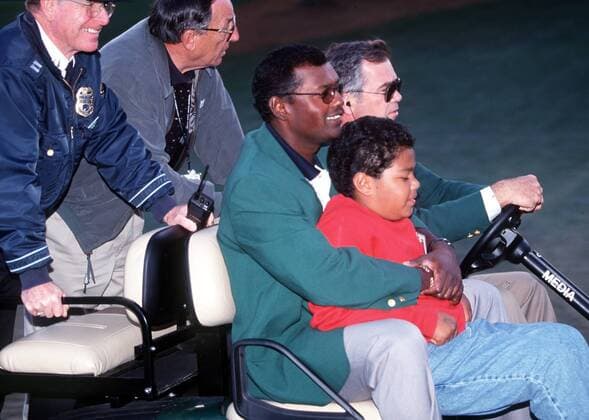 Vijay Singh - gewinnt 2000 das MASTERS - hier mit seinem Sohn auf em Weg zur Pressekonferenz , Augusta Georgia U S A