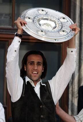 Ali Karimi mit Meisterschaftsschale - Meisterschale - aufgenommen bei der Meisterschaftsfeier des FC Bayern auf dem Balkon des Münchner Rathauses am 14.05.2006 , München Deutschland