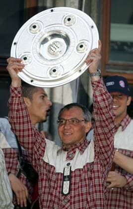 Felix Magath mit Meisterschaftsschale - Meisterschale - aufgenommen bei der Meisterschaftsfeier des FC Bayern auf dem Balkon des Münchner Rathauses am 14.05.2006 , München Deutschland
