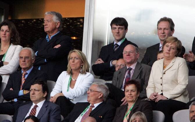 Nicht gerade Begeisterung der Frauen Heidi Burmester (von Franz Beckenbauer) und Bundeskanzlerin Angela Merkel beim Eröffnungsspiel. Unser Bild zeigt von links nach rechts: Franz Beckenbauer, Heidi Burmester, Bundestagspräsident Dr. Norbert Lammer und Bundeskanzlerin Angela Merkel - aufgenommen beim Eröffnungsspiel der Fussball WM 2006 in München am 09.06.2006 , München Deutschland *** Not just enthusiasm of women Heidi Burmester of Franz Beckenbauer and German Chancellor Angela Merkel at the opening match our picture shows from left to right Franz Beckenbauer Heidi Burmester Bundestag President Dr Norbert Lammer and German Chancellor Angela Merkel recorded at the opening match of the football World Cup 2006 in Munich on 09 06 2006 Munich Germany