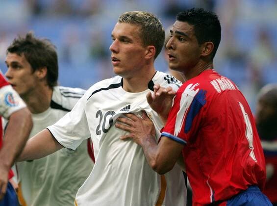 Lukas Podolski wird von Michael Umana bedrängt - Aktion - aufgenommen während dem Eröffnungsspiel der Fussball WM 2006 in München am 09.06.2006 , München Deutschland *** Lukas Podolski is Michael Umana beset action taken during the opening match of the football World Cup 2006 in Munich on 09 06 2006 Munich Germany