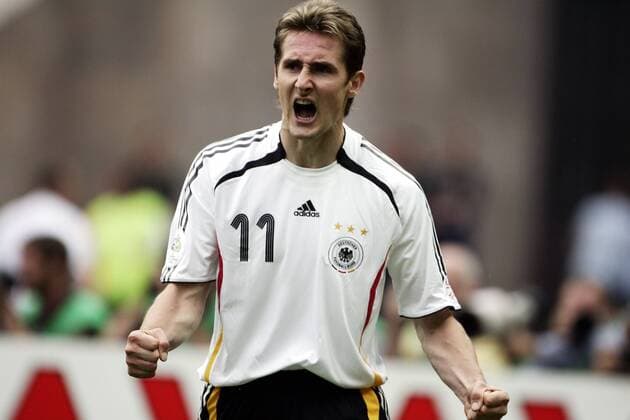 Miroslav Klose schreit nach seinem Tor - ballt die Faust - aufgenommen beim Fussball Länderspiel Deutschland - Argentinien am 30.06.2006 in Berlin , Berlin Deutschland *** Miroslav Klose cries for the fist clenches match Argentina Germany recorded during the football his goal on 30 06 2006 in Berlin Berlin Germany