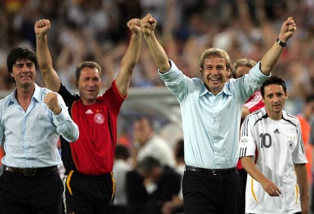 Riesenjubel nachdem Tor von Schweinsteiger: von links Joachim Löw , Andreas Köpcke und Jürgen Klinsmann - aufgenommen beim WM Spiel Deutschland - Portugal am 08.07.2006 in Stuttgart , Stuttgart Deutschland