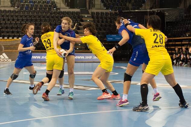 GER, IHF WM 2017, Russland (RUS) vs Japan (JPN) 06.12.2017, EWE Arena, Oldenburg, Germany, 23.IHF World Championship WM Weltmeisterschaft 2017 Women, first round, Group C, Russland vs Japan, im Bild Karina SABIROVA, Mayya PETROVA ( RUS 31, 70) Anri MATSUMURA,Haruno SASAKI, Shiori NAGATA (JPN 29, 27 , 38 )