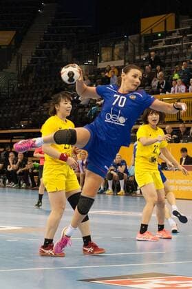 GER, IHF WM 2017, Russland (RUS) vs Japan (JPN) 06.12.2017, EWE Arena, Oldenburg, Germany, 23.IHF World Championship WM Weltmeisterschaft 2017 Women, first round, Group C, Russland vs Japan, im Bild Mayya PETROVA ( RUS 70 ) Anri MATSUMURA (JPN 29 )