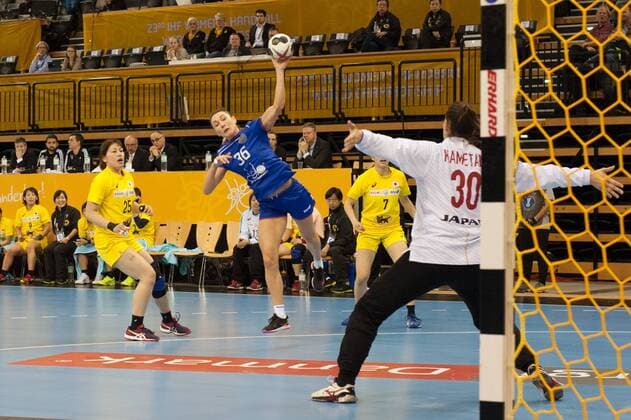 GER, IHF WM 2017, Russland (RUS) vs Japan (JPN) 06.12.2017, EWE Arena, Oldenburg, Germany, 23.IHF World Championship WM Weltmeisterschaft 2017 Women, first round, Group C, Russland vs Japan, im Bild Iuliia MANAGAROVA ( RUS 36 ) Aya YOKOSHIMA, Sakura KAMETANI (JPN 9 , 30 )