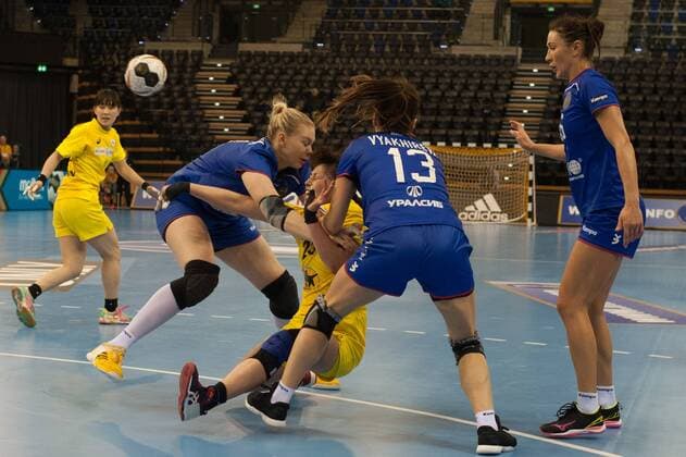 GER, IHF WM 2017, Russland (RUS) vs Japan (JPN) 06.12.2017, EWE Arena, Oldenburg, Germany, 23.IHF World Championship WM Weltmeisterschaft 2017 Women, first round, Group C, Russland vs Japan, im Bild Kseniia MAKEEVA, Anna VYAKHIREVA ( RUS 19 , 13 ) Mana OHYAMA (JPN 25 )