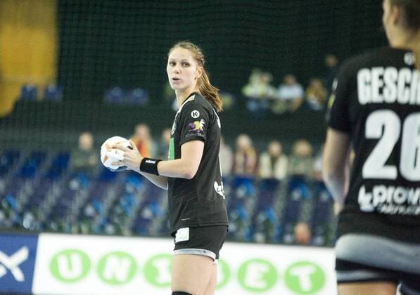 Handball-Weltmeisterschaft der Frauen 2017; Vorrunde Gruppe D; Deutschland - China (06.12.2017). Xenia Smits (Deutschland) am Ball. Leipzig Sachsen Deutschland