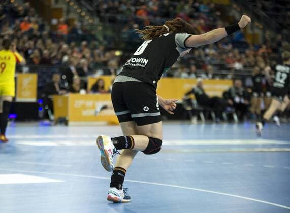 Handball-Weltmeisterschaft der Frauen 2017; Vorrunde Gruppe D; Deutschland - China (06.12.2017). Jenny Karolius (GER) jubelt nach einem Tor. Leipzig Sachsen Deutschland