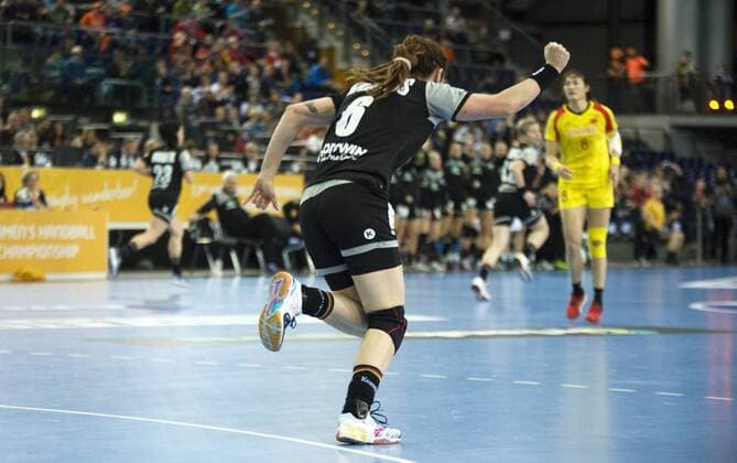 Handball-Weltmeisterschaft der Frauen 2017; Vorrunde Gruppe D; Deutschland - China (06.12.2017). Jenny Karolius (GER) jubelt nach einem Tor. Leipzig Sachsen Deutschland