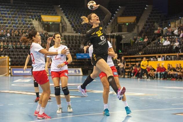 GER, IHF WM 2017, Tunesien (TUN) vs Montenegro (MNE) 06.12.2017, EWE Arena, Oldenburg, Germany, 23.IHF World Championship WM Weltmeisterschaft 2017 Women, first round, Group C, Tunesien vs Montenegro, im Bild Mouna CHEBBAH (TUN 20) Ines KHOUILDI (TUN 24) Katarina BULATOVIC (MNE 32 )