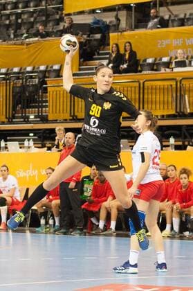 GER, IHF WM 2017, Tunesien (TUN) vs Montenegro (MNE) 06.12.2017, EWE Arena, Oldenburg, Germany, 23.IHF World Championship WM Weltmeisterschaft 2017 Women, first round, Group C, Tunesien vs Montenegro, im Bild Oumayma DARDOUR (TUN 25) Milena RAICEVIC (MNE 90)