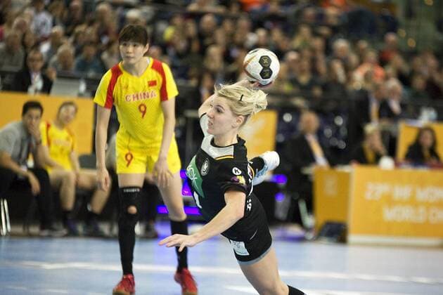 Handball-Weltmeisterschaft der Frauen 2017; Vorrunde Gruppe D; Deutschland - China (06.12.2017). Lone Fischer (GER) wirft ein Tor. Leipzig Sachsen Deutschland