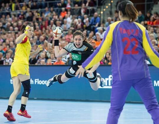 Bilder des Tages - SPORT vl: Liu XIAOMEI (14 CHN), Jenny Karolius (6 GER), Torhueterin Yang YUROU (22 CHN) Vorrunde Gruppenspiel: Deutschland - China in Leipzig am 06.12.2017. Handball 23. Frauen Handball-Weltmeisterschaft in Deutschland 2017,