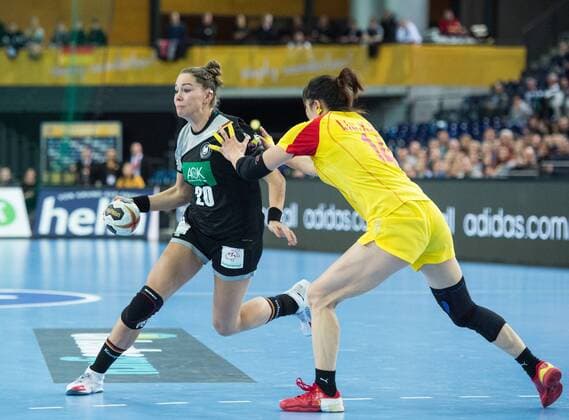 vl: Emily BOELK (20 GER), Liu XIAOMEI (14 CHN) Vorrunde Gruppenspiel: Deutschland - China in Leipzig am 06.12.2017. Handball 23. Frauen Handball-Weltmeisterschaft in Deutschland 2017,