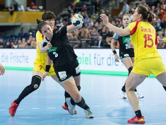 vl: Wu NANA (9 CHN), Isabell Klein (3 GER), Sun MENGYING (15 CHN) Vorrunde Gruppenspiel: Deutschland - China in Leipzig am 06.12.2017. Handball 23. Frauen Handball-Weltmeisterschaft in Deutschland 2017,