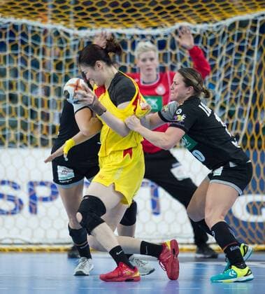vl: Isabell Klein (3 GER), Sha ZHENGWEN (18 CHN) und Anna Loerper (10 GER) Vorrunde Gruppenspiel: Deutschland - China in Leipzig am 06.12.2017. Handball 23. Frauen Handball-Weltmeisterschaft in Deutschland 2017,
