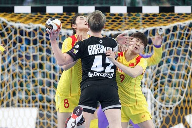 Deutschland - China Handball Frauen WM Leipzig, 06.12.2017, Arena Leipzig, Weltmeisterschaft 2017, Handball Frauen Vorrunde Gruppe D. , Deutschland ( GER) vs Volksrepublik China ( CHN) , Im Bild v.l.: Qiao RU (8, China), Friederike Gubernatis (42, Deutschland) und Wu NANA (9, China) ,