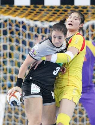 Deutschland - China Handball Frauen WM Leipzig, 06.12.2017, Arena Leipzig, Weltmeisterschaft 2017, Handball Frauen Vorrunde Gruppe D. , Deutschland ( GER) vs Volksrepublik China ( CHN) , Im Bild v.l.: Isabell Klein (3, Deutschland) und Qiao RU (8, China) ,