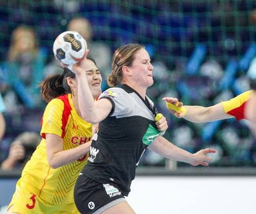 Deutschland - China Handball Frauen WM Leipzig, 06.12.2017, Arena Leipzig, Weltmeisterschaft 2017, Handball Frauen Vorrunde Gruppe D. , Deutschland ( GER) vs Volksrepublik China ( CHN) , Im Bild v.l.: Zhang HAIXIA (3, China) und Anna Loerper (10, Deutschland) ,