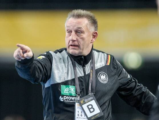 Deutschland - China Handball Frauen WM Leipzig, 06.12.2017, Arena Leipzig, Weltmeisterschaft 2017, Handball Frauen Vorrunde Gruppe D. , Deutschland ( GER) vs Volksrepublik China ( CHN) , Im Bild: Bundestrainer Michael Biegler (Deutschland) ,