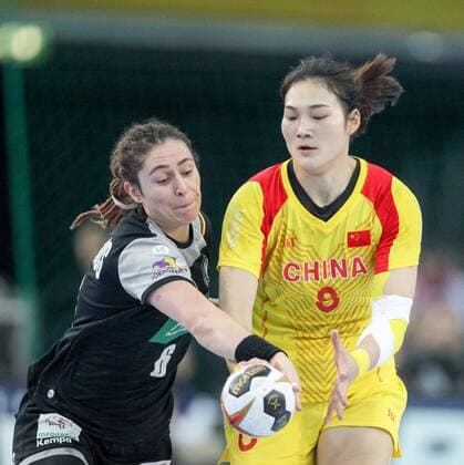 Deutschland - China Handball Frauen WM Leipzig, 06.12.2017, Arena Leipzig, Weltmeisterschaft 2017, Handball Frauen Vorrunde Gruppe D. , Deutschland ( GER) vs Volksrepublik China ( CHN) , Im Bild v.l.: Jenny Karolius (6, Deutschland) und Qiao RU (8, China) ,