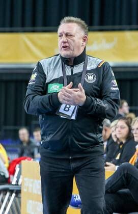 Deutschland - China Handball Frauen WM Leipzig, 06.12.2017, Arena Leipzig, Weltmeisterschaft 2017, Handball Frauen Vorrunde Gruppe D. , Deutschland ( GER) vs Volksrepublik China ( CHN) , Im Bild: Bundestrainer Michael Biegler (Deutschland) ,