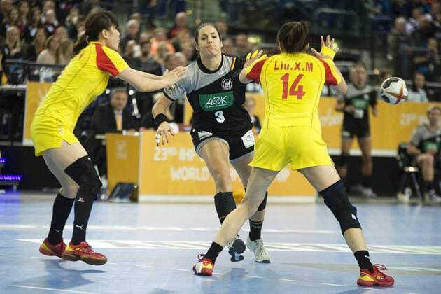 Handball-Weltmeisterschaft der Frauen 2017; Vorrunde Gruppe D; Deutschland - China (06.12.2017). Isabell Klein (GER Mitte) gegen Wu Nana (li.) und Zhang Haixia (re.). Leipzig Sachsen Deutschland