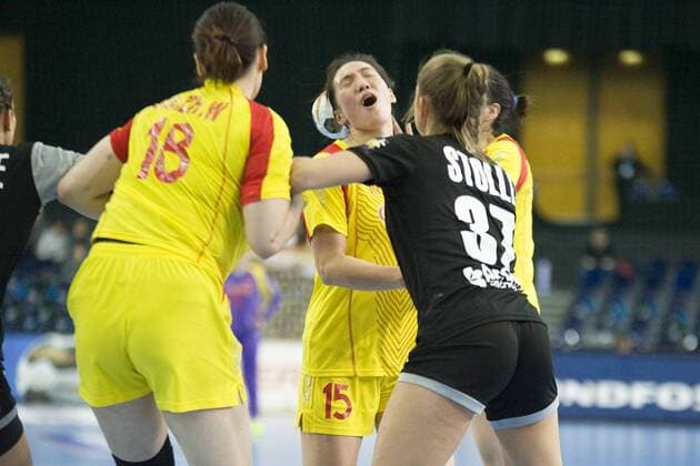 Handball-Weltmeisterschaft der Frauen 2017; Vorrunde Gruppe D; Deutschland - China (06.12.2017). Zweikampf Alicia Stolle (GER Mitte) gegen Sun Mengying (Mitte Nr. 15) und Sha Zhengweng (li Nr. 18.). Leipzig Sachsen Deutschland