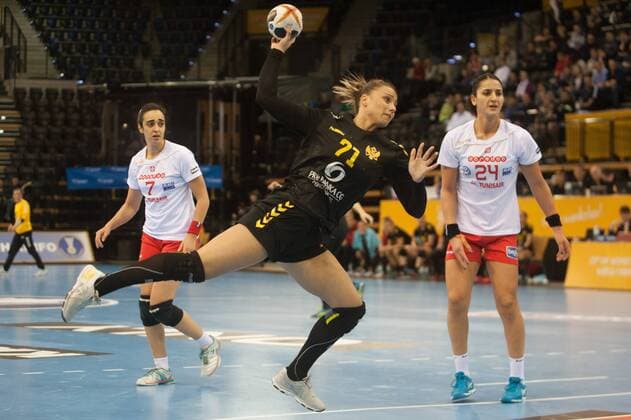 GER, IHF WM 2017, Tunesien (TUN) vs Montenegro (MNE) 06.12.2017, EWE Arena, Oldenburg, Germany, 23.IHF World Championship WM Weltmeisterschaft 2017 Women, first round, Group C, Tunesien vs Montenegro, im Bild Fatma BOURI (TUN 7), Ines KHOUILDI (TUN 24) Bobana KLIKOVAC (MNE 71)