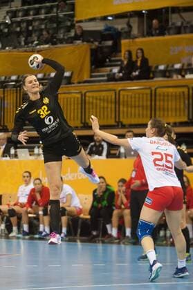 GER, IHF WM 2017, Tunesien (TUN) vs Montenegro (MNE) 06.12.2017, EWE Arena, Oldenburg, Germany, 23.IHF World Championship WM Weltmeisterschaft 2017 Women, first round, Group C, Tunesien vs Montenegro, im Bild Oumayma DARDOUR ( TUN 25 ) Katarina BULATOVIC (MNE 32 )