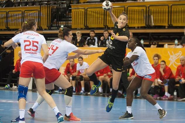GER, IHF WM 2017, Tunesien (TUN) vs Montenegro (MNE) 06.12.2017, EWE Arena, Oldenburg, Germany, 23.IHF World Championship WM Weltmeisterschaft 2017 Women, first round, Group C, Tunesien vs Montenegro, im Bild Oumayma DARDOUR (TUN 25) Manel KOUKI (TUN 44) Aya BEN ABDALLAH (TUN 5) Milena RAICEVIC (NME 90 )