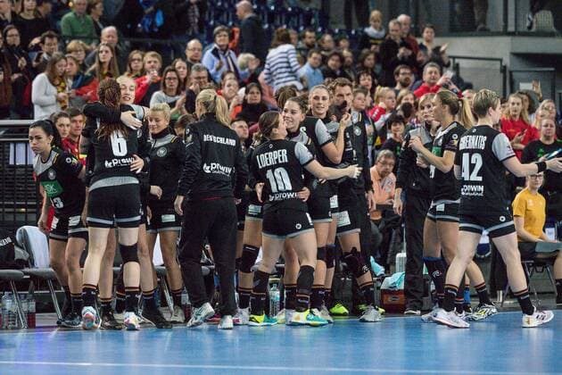GER, IHF WM 2017, Deutschland (GER) vs. China (CHN) 06.12.2017, Arena, Leipzig, GER, IHF WM 2017, Deutschland (GER) vs. China (CHN), im Bild Ansprache und Abklatschen der Deutschen Nationalmannschaft