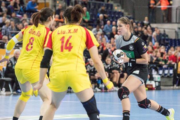 GER, IHF WM 2017, Deutschland (GER) vs. China (CHN) 06.12.2017, Arena, Leipzig, GER, IHF WM 2017, Deutschland (GER) vs. China (CHN), im Bild Xenia Smits ( 11, Deutschland), Qiao Ru ( 8, China), Liu Xiaomei ( 14, China),