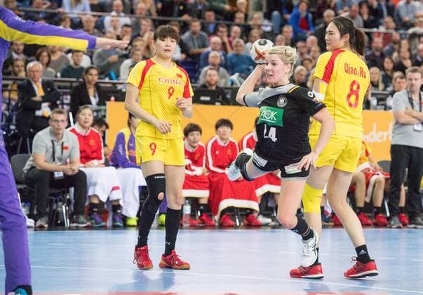 GER, IHF WM 2017, Deutschland (GER) vs. China (CHN) 06.12.2017, Arena, Leipzig, GER, IHF WM 2017, Deutschland (GER) vs. China (CHN), im Bild Lone Fischer ( 24, Deutschland), Wu Nana ( 9, China), Qiao Ru ( 8, China),