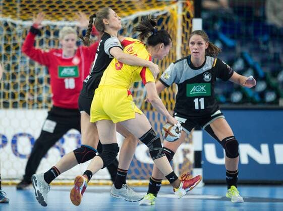 vl: Alicia STOLLE (37 GER), Wei BAOGUI (6 CHN) und Xenia Smits (11 GER) Vorrunde Gruppenspiel: Deutschland - China in Leipzig am 06.12.2017. Handball 23. Frauen Handball-Weltmeisterschaft in Deutschland 2017,