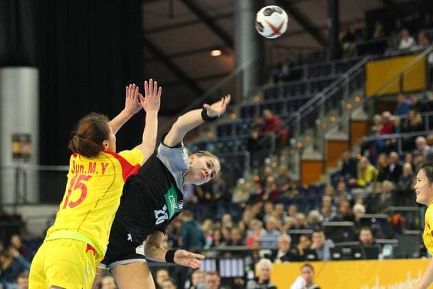 Germany Deutschland vs. China PRC, 06.12.2017 23rd IHF Women s Handball World Championship WM Weltmeisterschaft Germany 2017, Preliminary round, Group D, Germany vs. China, PRC, Arena Leipzig. Handball Weltmeisterschaft der Frauen, Vorrunde, Gruppe D, Deutschland vs. China. Im Bild: Emily Boelk ( 20, GER) vs. Sun Mengying ( 15, China).