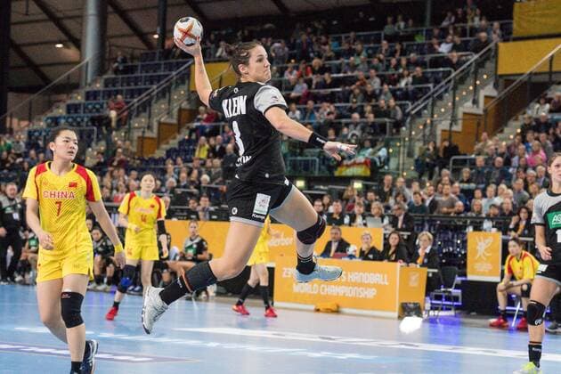 Bilder des Tages - SPORT GER, IHF WM 2017, Deutschland (GER) vs. China (CHN) 06.12.2017, Arena, Leipzig, GER, IHF WM 2017, Deutschland (GER) vs. China (CHN), im Bild Isabell Klein ( 3, Deutschland),
