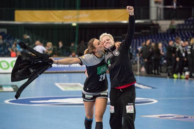 Bilder des Tages - SPORT GER, IHF WM 2017, Deutschland (GER) vs. China (CHN) 06.12.2017, Arena, Leipzig, GER, IHF WM 2017, Deutschland (GER) vs. China (CHN), im Bild Jubel und Kuss Angie Geschke ( 26, Deutschland),