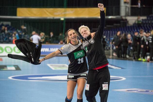 GER, IHF WM 2017, Deutschland (GER) vs. China (CHN) 06.12.2017, Arena, Leipzig, GER, IHF WM 2017, Deutschland (GER) vs. China (CHN), im Bild Jubel und Kuss Angie Geschke ( 26, Deutschland),