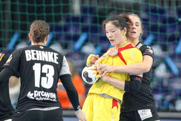 Deutschland - China Handball Frauen WM Leipzig, 06.12.2017, Arena Leipzig, Weltmeisterschaft 2017, Handball Frauen Vorrunde Gruppe D. , Deutschland ( GER) vs Volksrepublik China ( CHN) 24:9 (10:3) , Im Bild v.l.: Julia Behnke (13, Deutschland), Liu XIAOMEI (14, China) und Alicia Stolle (37, Deutschland) ,