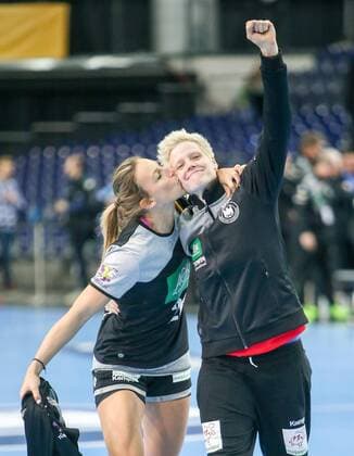 Deutschland - China Handball Frauen WM Leipzig, 06.12.2017, Arena Leipzig, Weltmeisterschaft 2017, Handball Frauen Vorrunde Gruppe D. , Deutschland ( GER) vs Volksrepublik China ( CHN) 24:9 (10:3) , Im Bild v.l.: Angie Geschke (26, Deutschland) und Torfrau Clara Woltering (16, Deutschland) ,